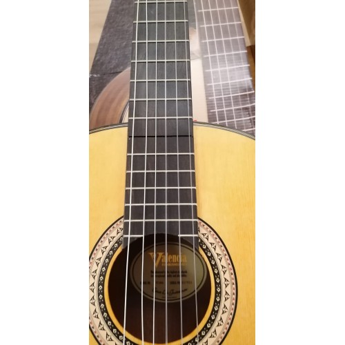 Valencia VC404 Klasik Gitar  (Ufak hasarlı)